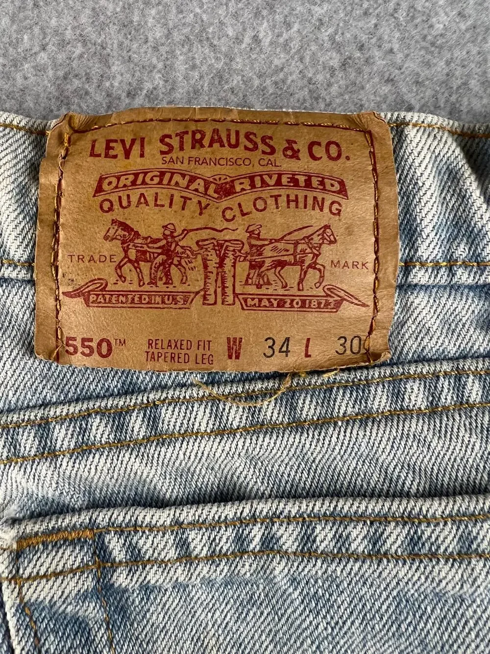1994 Vintage Levi’s 550 Men’s Relaxed Fit Tapered Light Wash Denim Jeans Cotton
